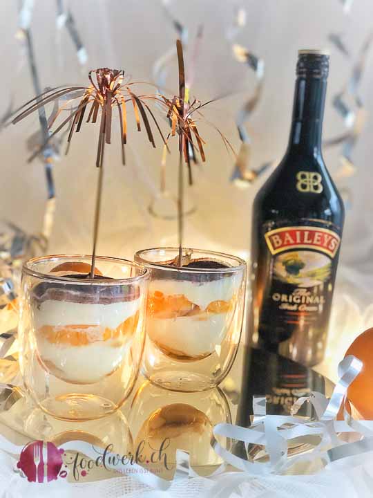 Baileys Triffle im Glas mit Orangen und Löffelbiskuits