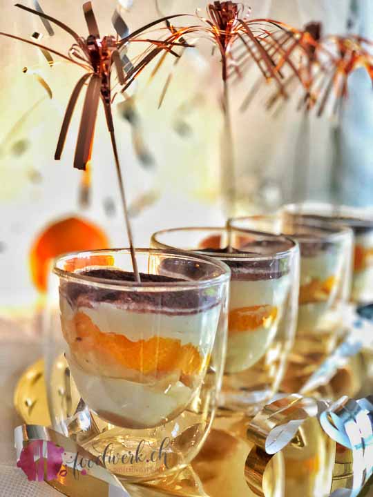 Baileys Triffle im Glas mit Orangen und Löffelbiskuits