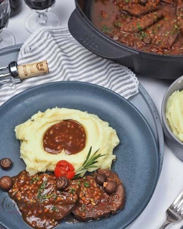 Saftplätzli im Weber Dutch oven auf dem Grill geschmort. Herrlicher Kartoffelstock dazu.