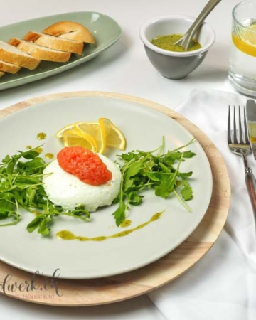 Der Coho WIldlachs von Mövenpick auf Sauerrahm Köpfchen und Rucola