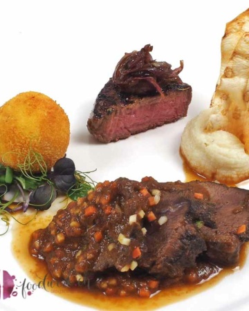 angerichteter Teller mit Rinderbacke, Filet und Kartoffelkugel
