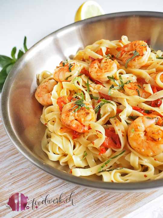 Garnelen mit getrockneten Tomaten, Pasta und Basilikum