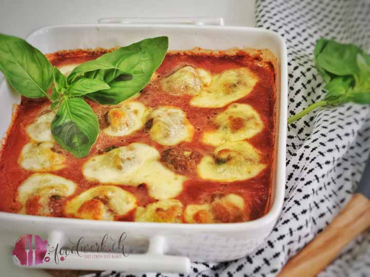 Hackfleisch Polpette oder auch Meat Balls genannt in würziger Tomatensauce