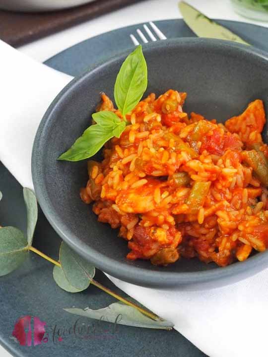 Kalorienarme Reispfanne mit Hähnchen, Tomate und Gemüse