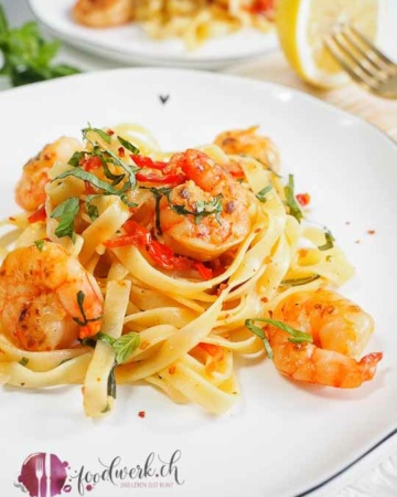 Garnelen mit getrockneten Tomaten, Pasta und Basilikum