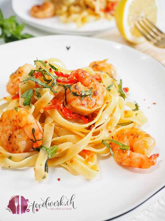 Garnelen mit getrockneten Tomaten, Pasta und Basilikum