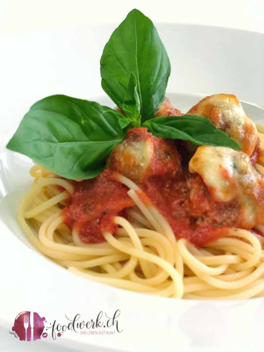 Hackfleisch Polpette oder auch Meat Balls genannt in würziger Tomatensauce