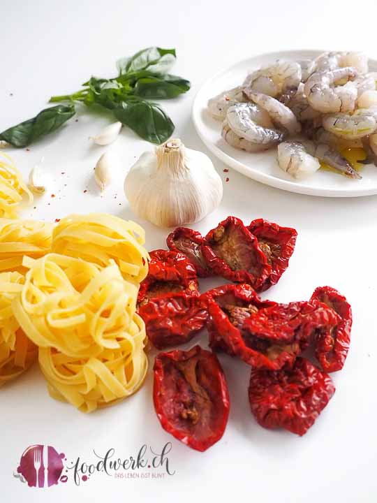 Garnelen mit getrockneten Tomaten, Pasta und Basilikum