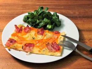 Die Angelones Flammkuchen mit Rüebli und Speck mit Nüsslisalat