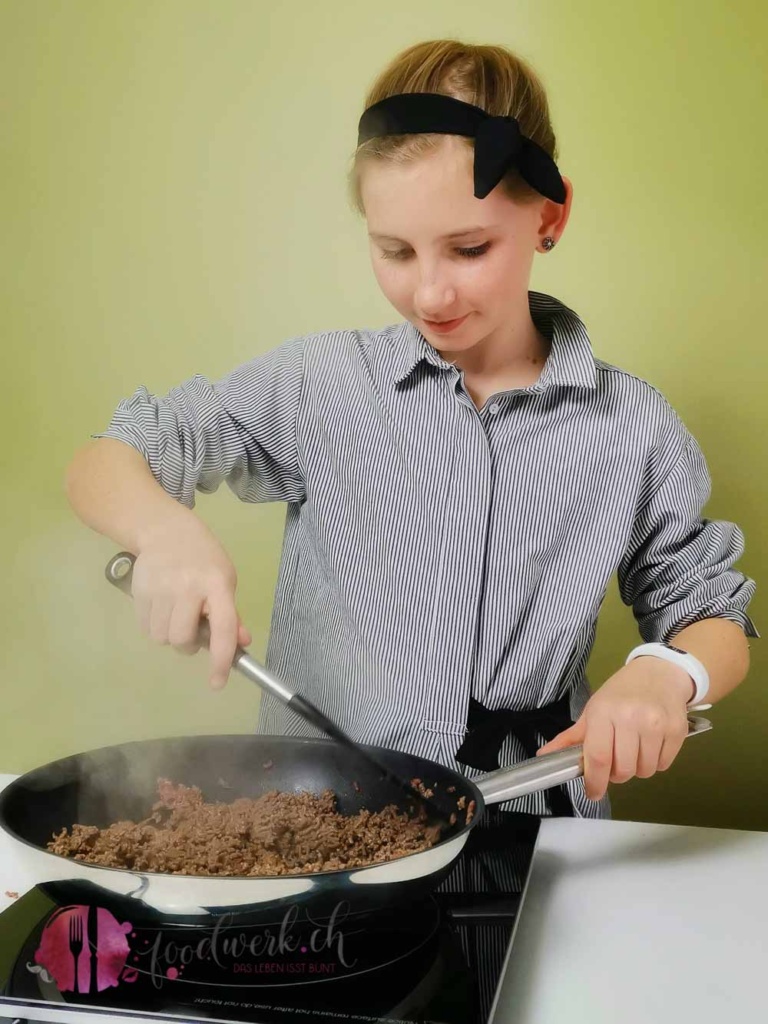 Hackfleisch wird angebraten