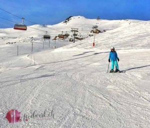 Liv beim Skifahren auf den breiten Pisten von Savognin