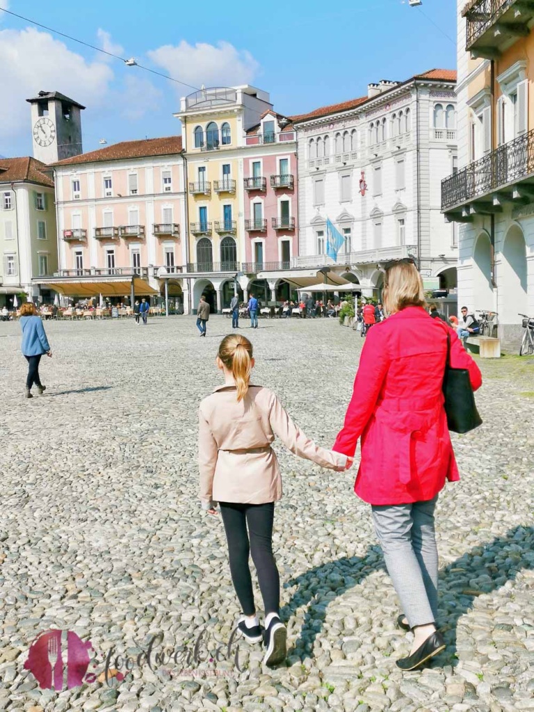 Caro und LIv auf Piazza Grande