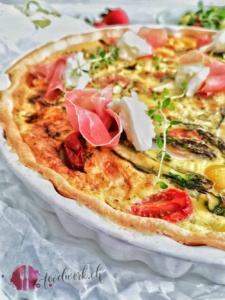 Frühlingswähe mit Büffelmozarella und Rohschinken