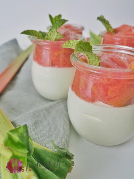 Gläser mit Quarkmousse und Rhabarberkompott