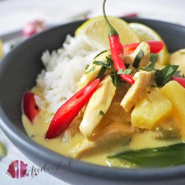 Hähnchen Curry mit frischer Ananas und gelber Currypaste