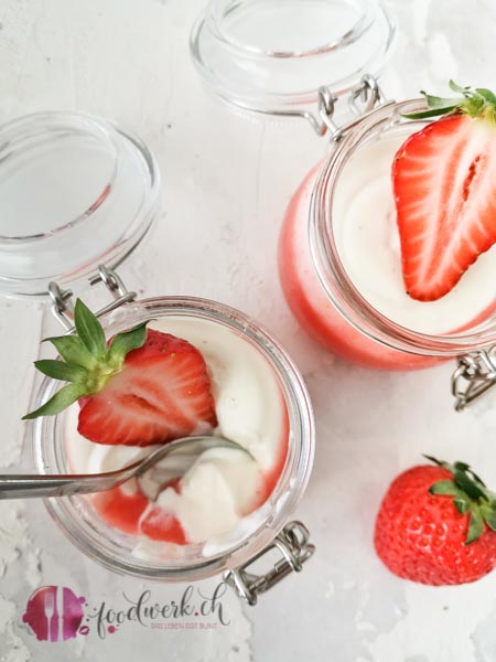 Quarkmousse mit Erdbeeren von oben