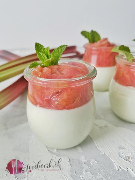 Luftiges Quark Mousse mit Rhabarberkompott | Food-Blog Schweiz ...