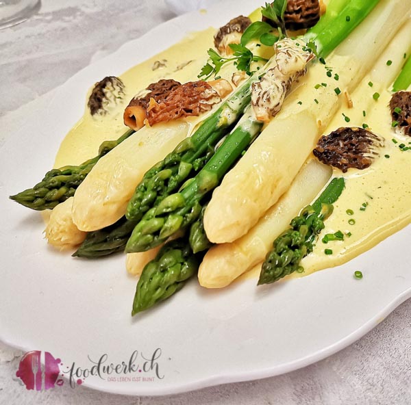 Spargeln mit Morchel und Hollandaise