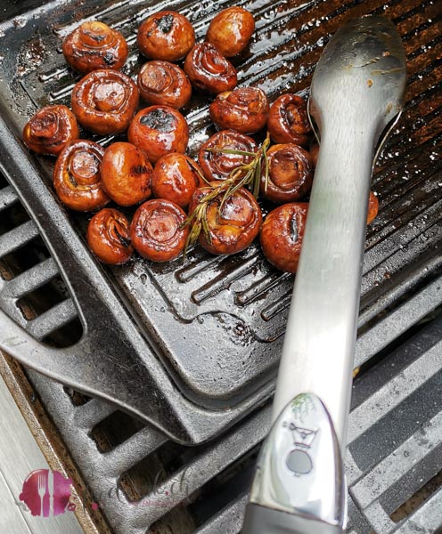 Balsamico Pilze und Grillzange