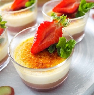 Creme brulee mit Erdbeeren und Rhabarber