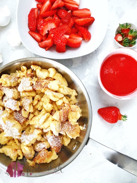 Kaiserschmarrn in der Pfanne und Erdbeeren