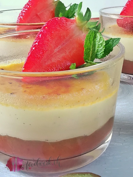 Schichten der Creme brulee mit Rhabarber