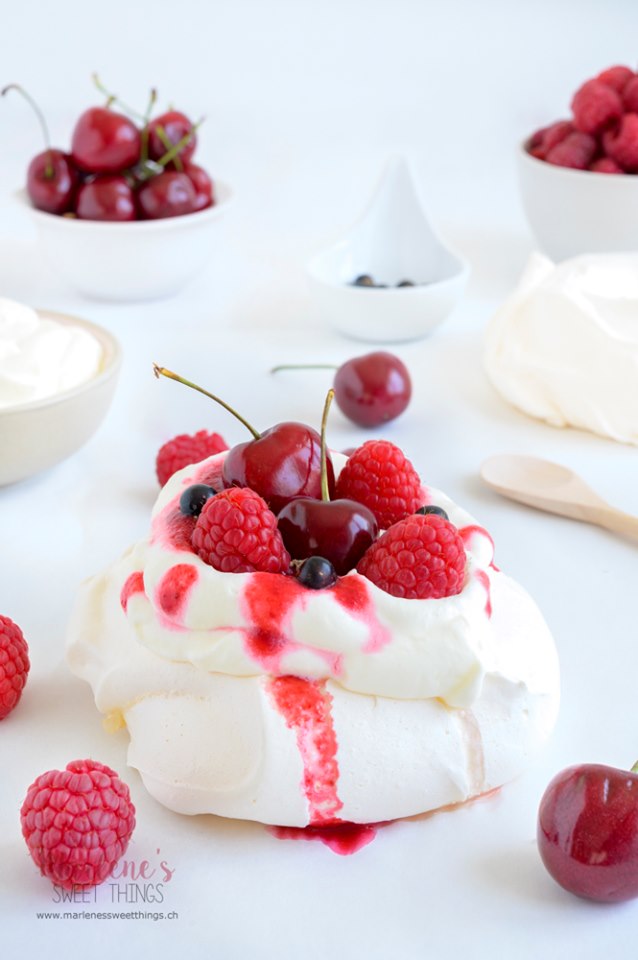 Marlene Sweets Pavlova mit Beeren und Kirschen