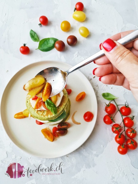 Pancakes sind auch unter den Name Pfannkuchen bekannt. Die salzige Version mit Basilikum, Tomaten und Mozzarella eignet sich auch als Snack, Vorspeise oder Hauptgang
