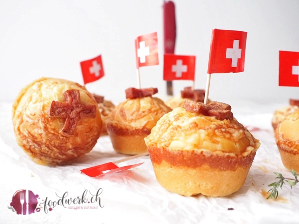 klassische Brioche mit Servelat und Gruyere