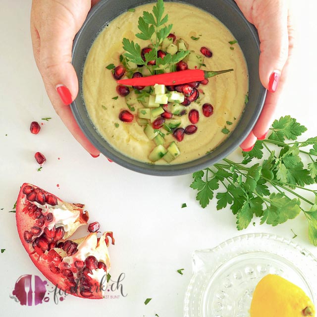 Die Hummus Suppe mit Granatapfel und Gurke mit einem Schuss Zitrone