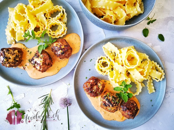 Familien Tisch Hackbällchen mit Schlemmer Sauce