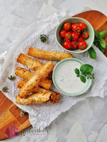 Hackfleischrollen mit Jogurt Sauce