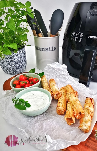 Hackfleischrollen vor Philips Airfryer mit Jogurt Sauce