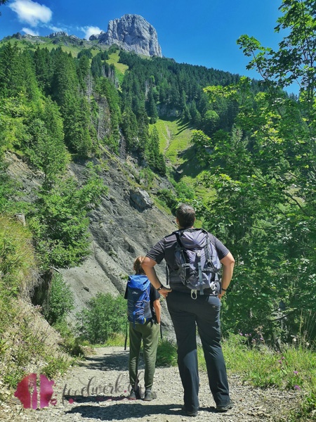 Liv und Tobi schauen in die Berge