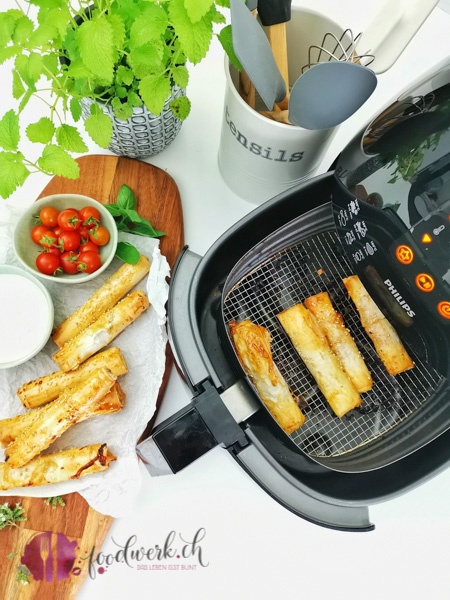 Philips Airfryer von oben mit Hackfleischrollen