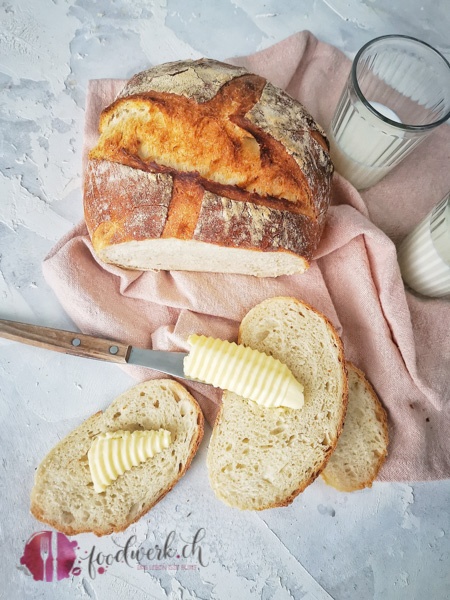 einfaches Hausbrot mit Butter