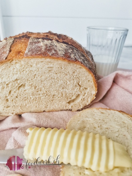 leckeres Hausbrot mit Butter