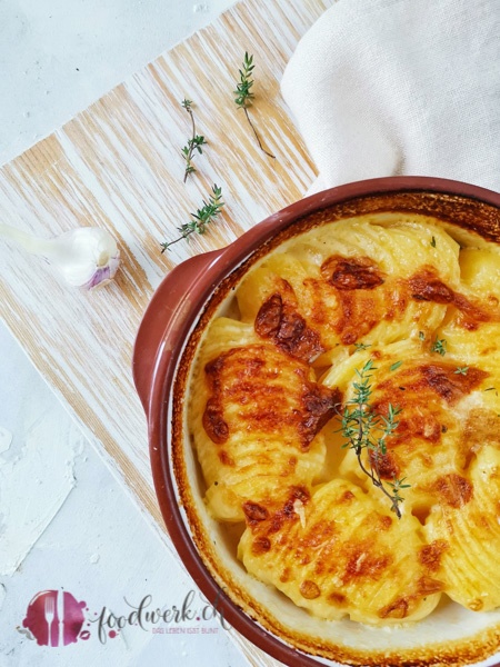 Kartoffelgratin ist eines unserer liebsten Beilagen. Ja, zu so einem herrlich cremigen Kartoffelgratin kann doch wirklich niemand nein sagen.