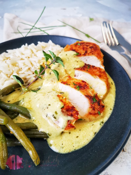 hähnchenbrust auf Teller mit cafe de paris sauce