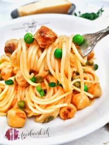 Brätkügeli mit Erbsen und Spaghetti auf Gabel
