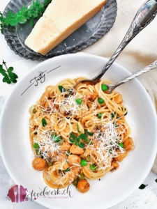 Brätkügeli mit Erbsen und Spaghetti mit Käse von oben