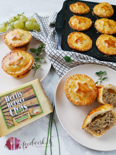 Herzhafte Hackfleisch Mini Pie mit würzigem Heumilch Käse