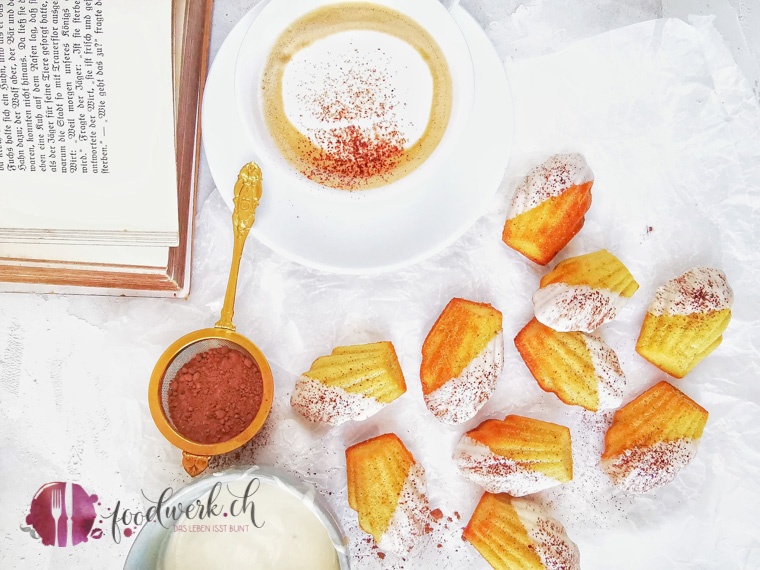 Cappuccino Madeleines von oben fotografiert mit Kakaopulver und Cappuccino