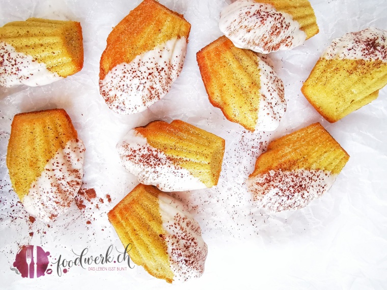 Madeleines mit frischem Cappuccino