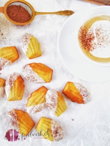 Mit Kakao bestreute Cappuccino Madeleines
