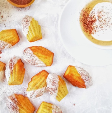 Mit Kakao bestreute Cappuccino Madeleines