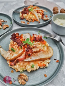 Teller mit Kürbisrisotto und Birne