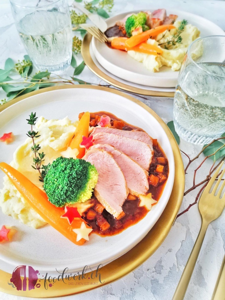 Kalbssteak gebraten auf Teller angerichtet