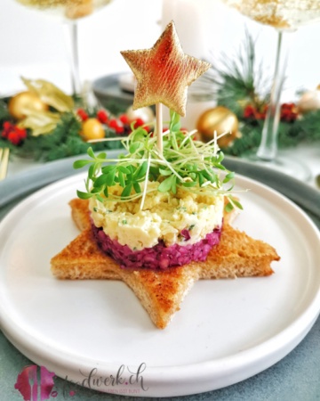 Käsetatar auf Rotkraut und Toaststern ideal als Vorspeise oder Apero