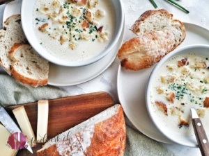 Kappeler Milchsuppe in Schalen mit Brot und Käse